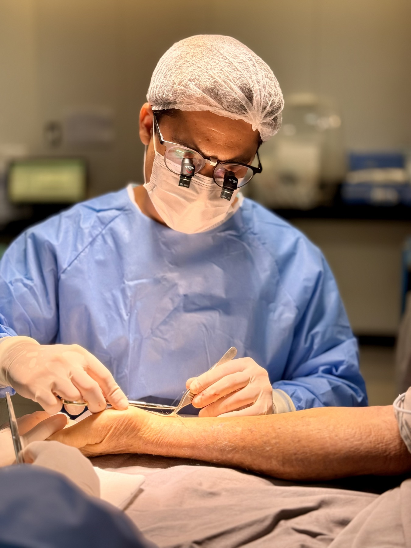 Dr. Carlucci Martins atuando em cirurgia